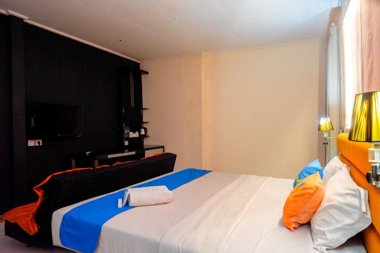 Sans Hotel International Surabaya Gubeng エクステリア 写真