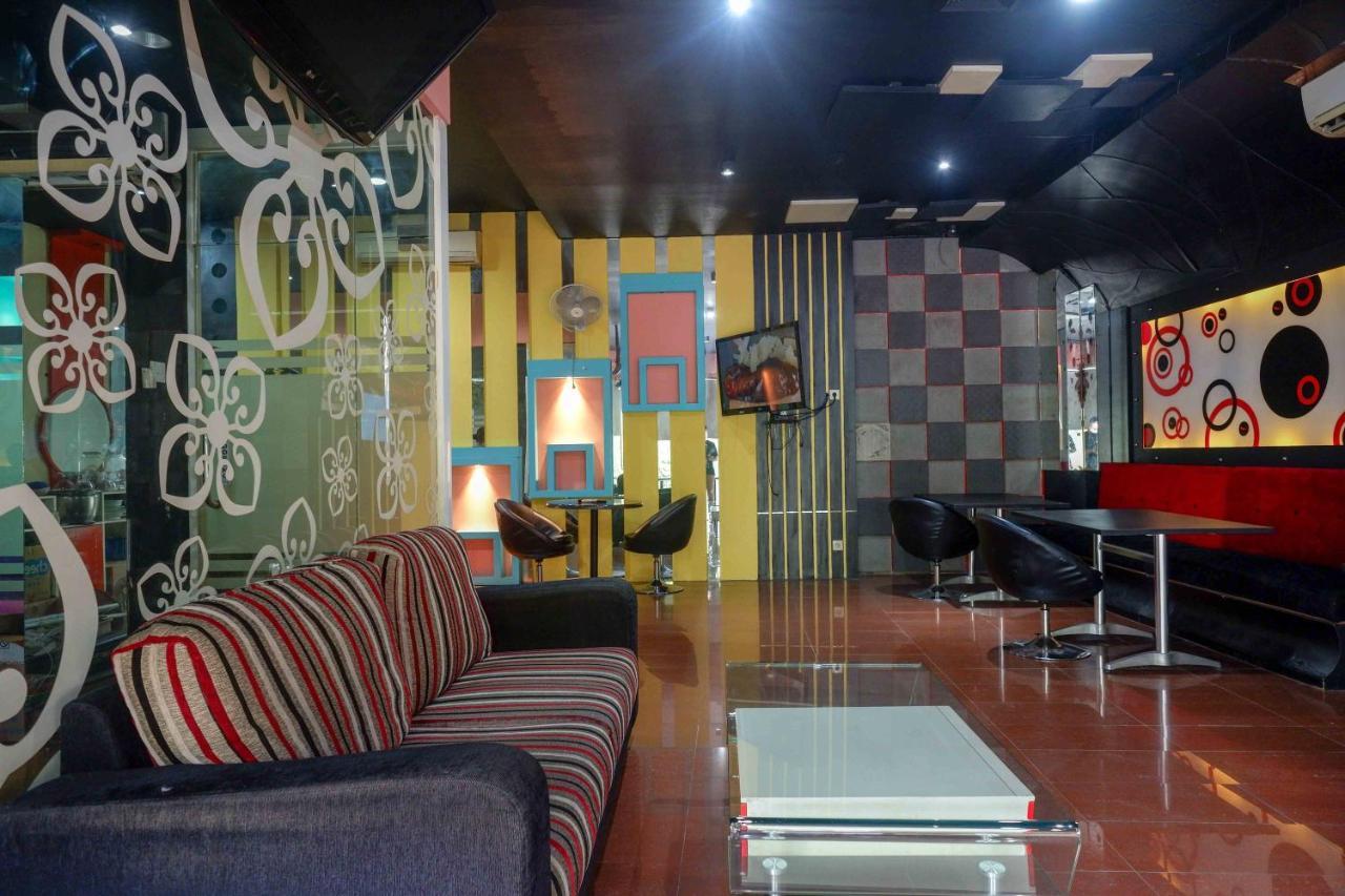 Sans Hotel International Surabaya Gubeng エクステリア 写真