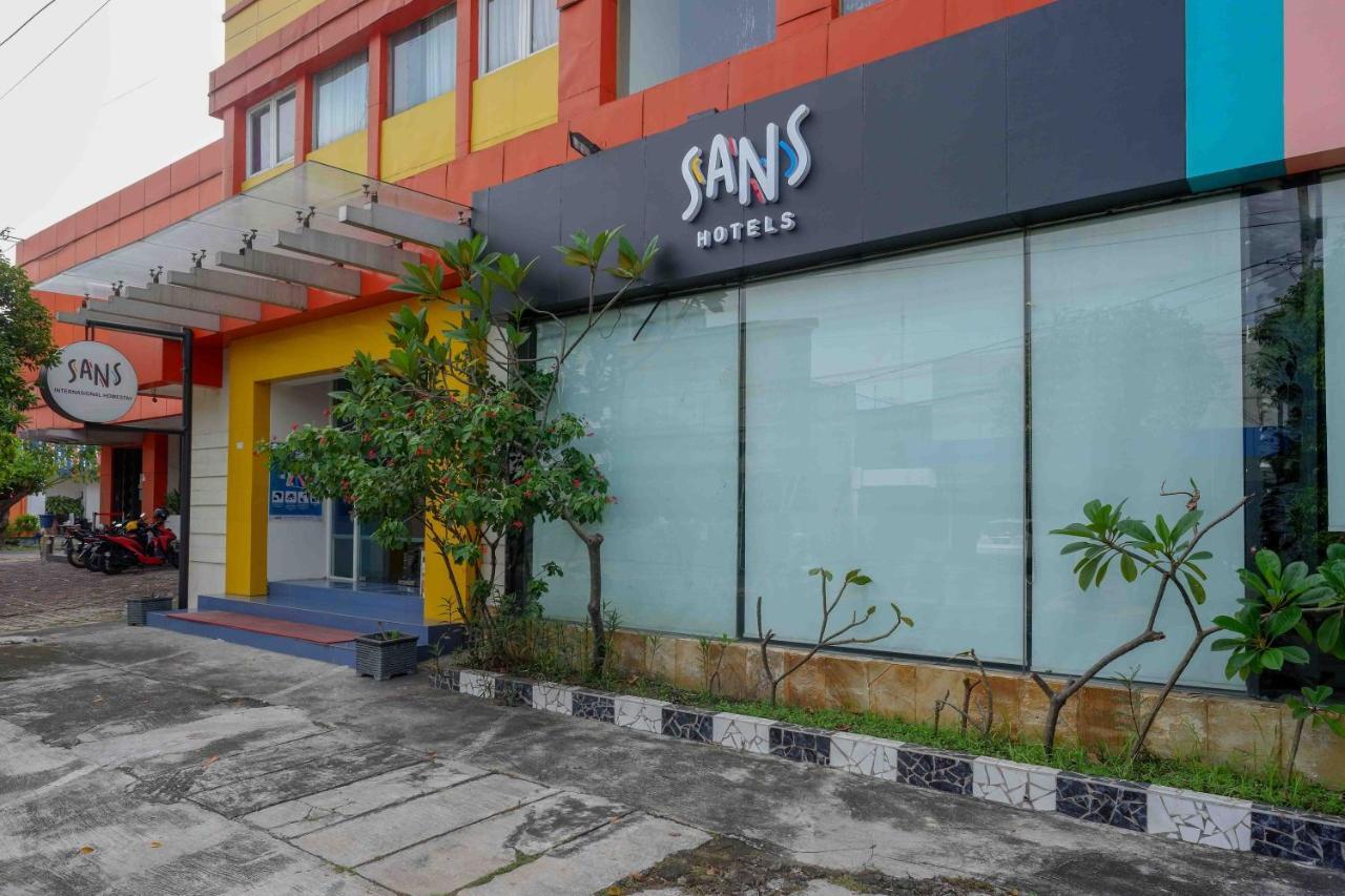 Sans Hotel International Surabaya Gubeng エクステリア 写真