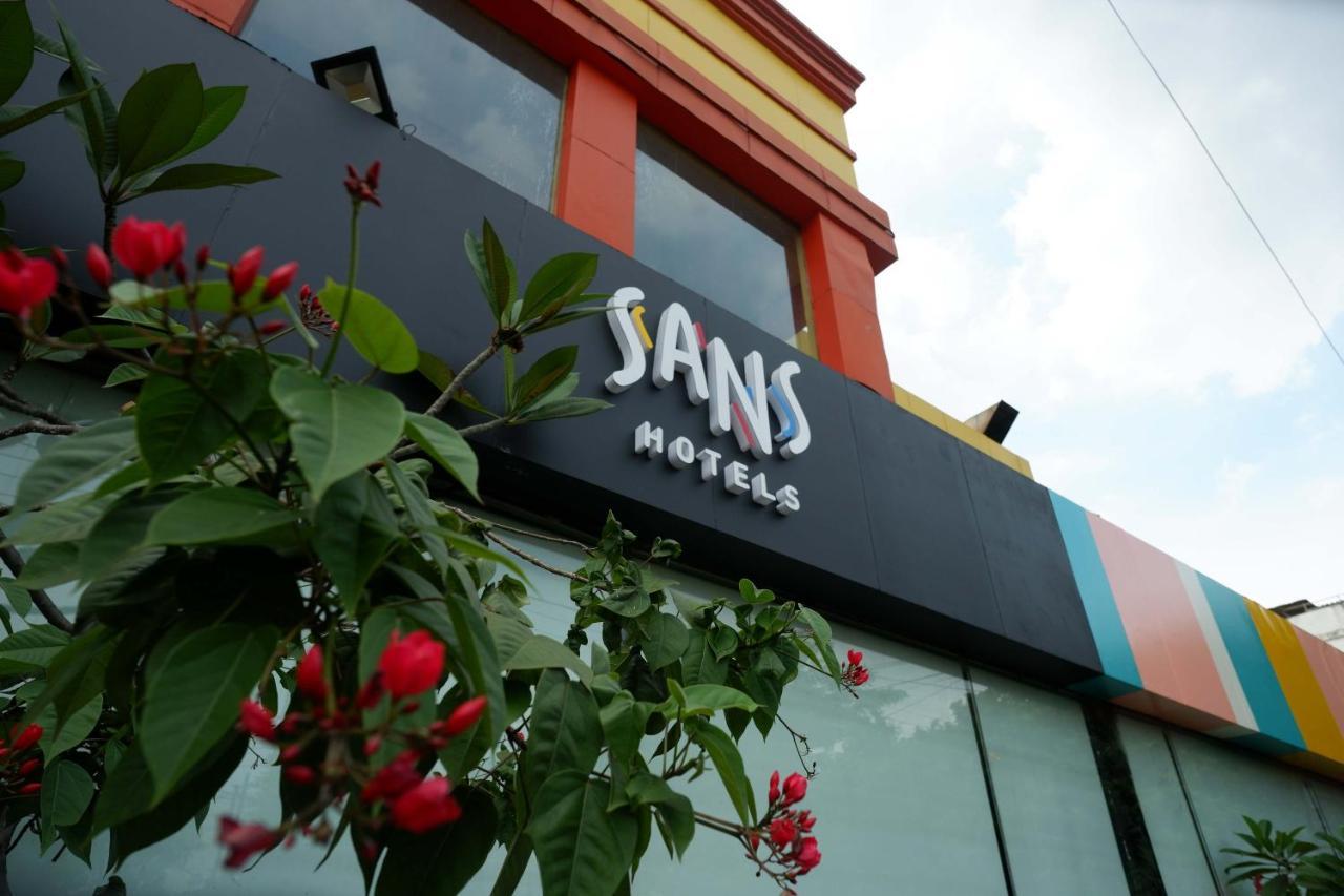 Sans Hotel International Surabaya Gubeng エクステリア 写真